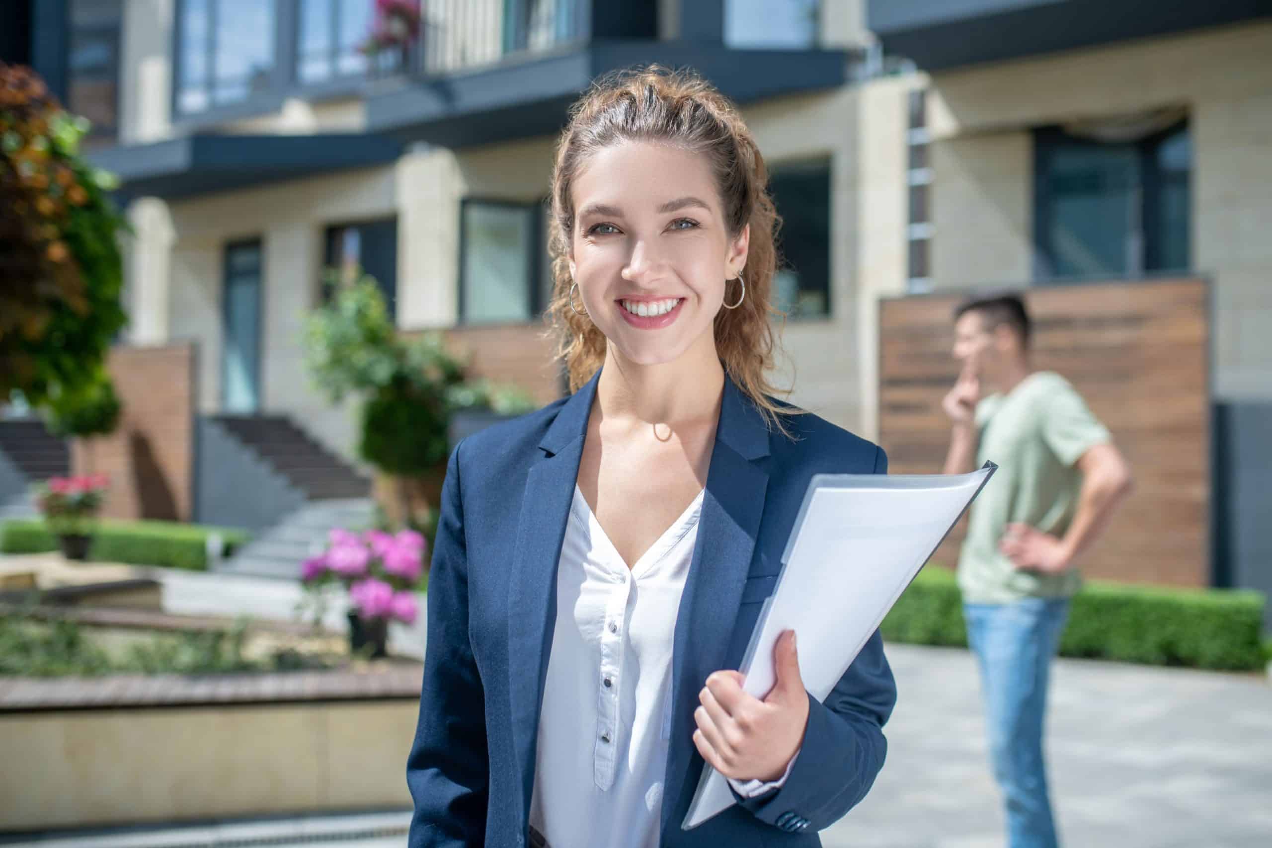 Pourquoi vendre son immeuble avec un courtier?