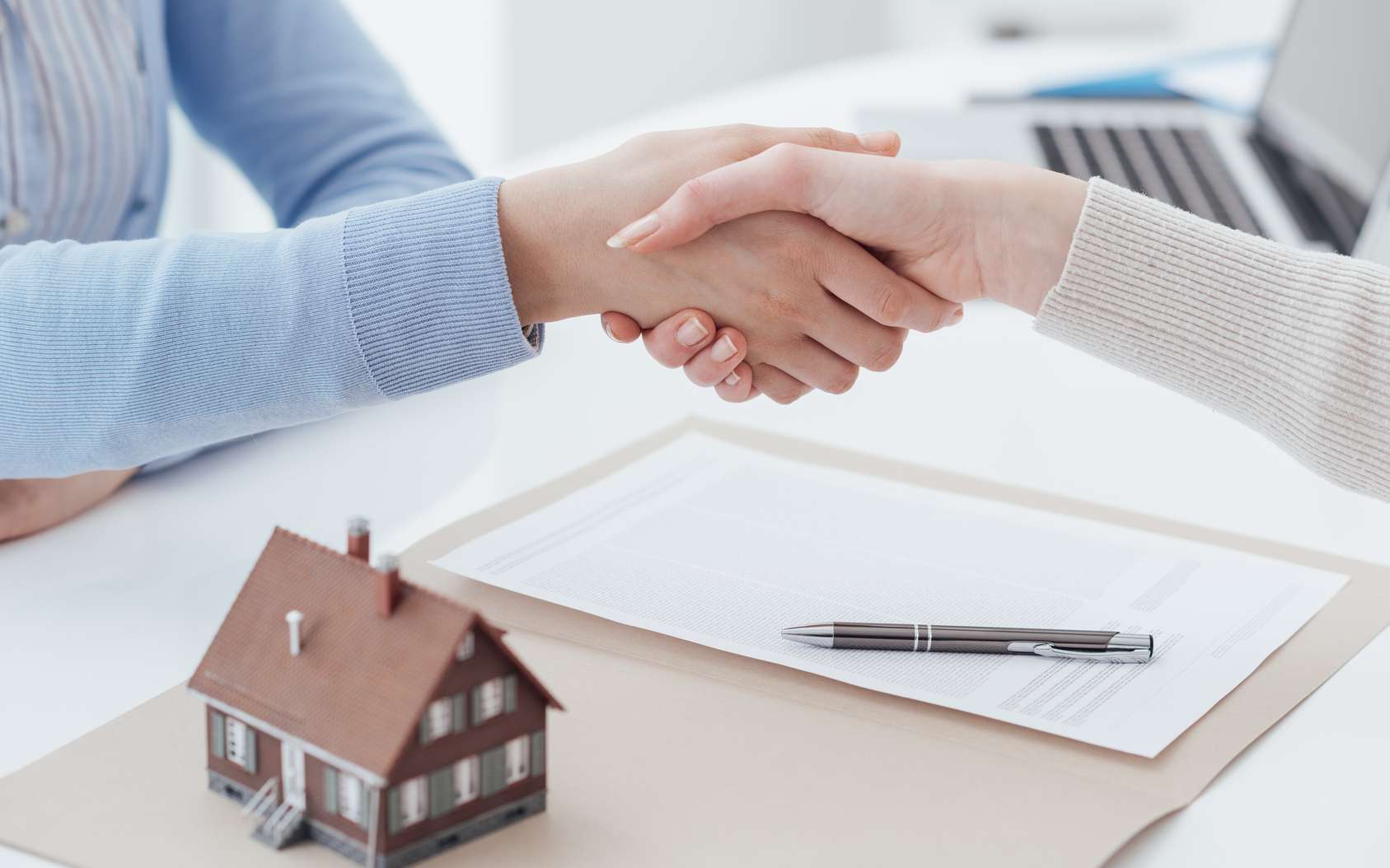 Quelles sont les mentions indispensables sur un contrat de vente immobilier ?
