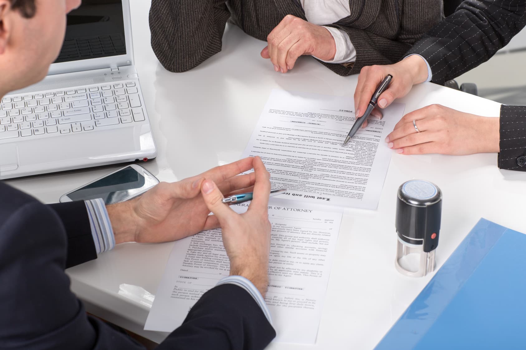 La réception des binding offers pendant le processus du commercialisation d'un immeuble.