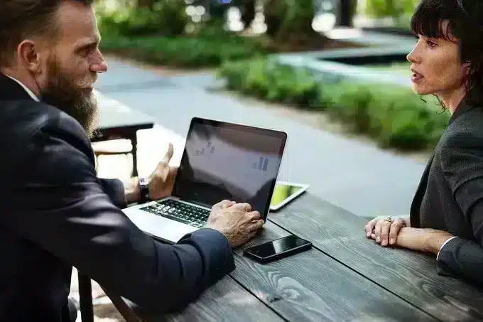Vendre sa maison soi-même ou avec un courtier immobilier?