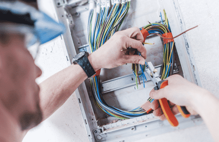 que hago si compro una casa con la luz enganchada